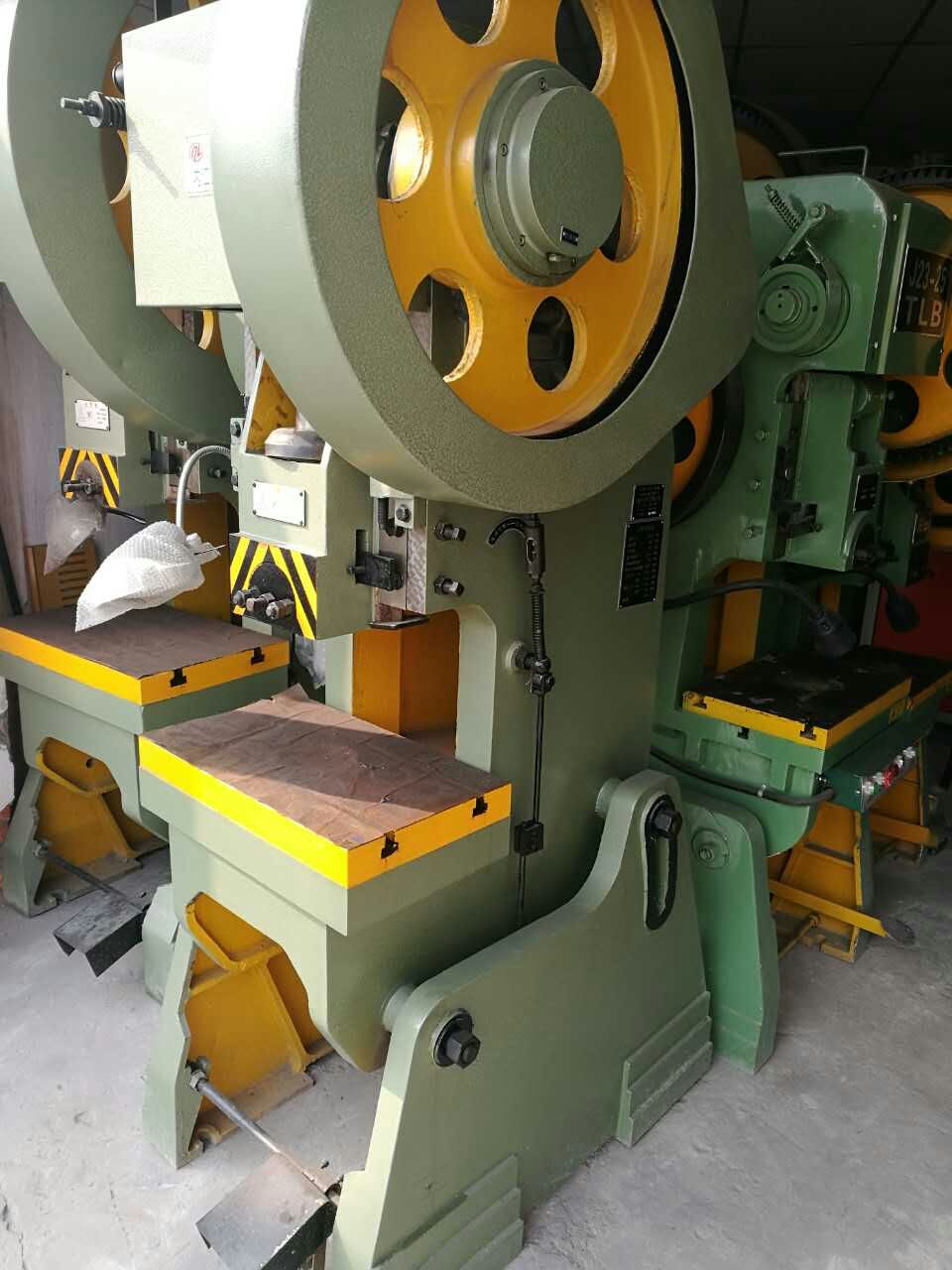 J21 open power press with fixed bed